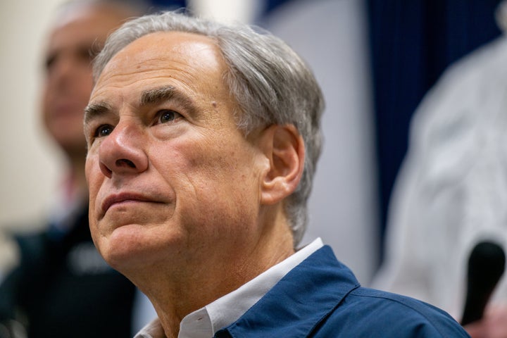 Le gouverneur du Texas, Greg Abbott, écoute les journalistes lors d'une conférence de presse le 31 janvier 2023 à Austin, Texas.  L'intérêt d'Abbott pour les mesures anti-trans a coïncidé avec une vague de législation dans plus de deux douzaines d'États dirigés par le GOP restreignant les soins affirmant le genre.