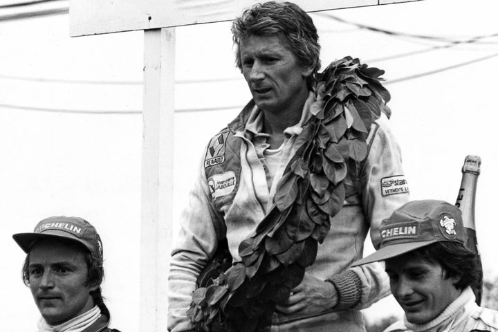 Ρενέ Αρνού, Ζαν-Πιερ Ζαμπουίγ, Ζιλ Βιλνέβ. Η πρώτη νίκη της Renault στην F1 στο Grand Prix της Γαλλίας, στη Ντιζόν, την 1η Ιουλίου 1979. Ο αγώνας έμεινε στην ιστορία για τη συναρπαστική μάχη για τη δεύτερη θέση μεταξύ του Ρενέ Αρνού της Renault και του Ζιλ Βιλνέβ της Ferrari.