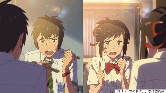 「君の名は。」の映画中の一場面。立花瀧（左）と宮水三葉の精神が入れ替わる