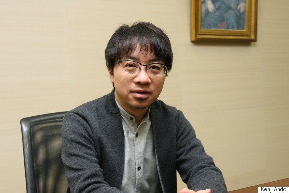 インタビューに応じる新海誠監督