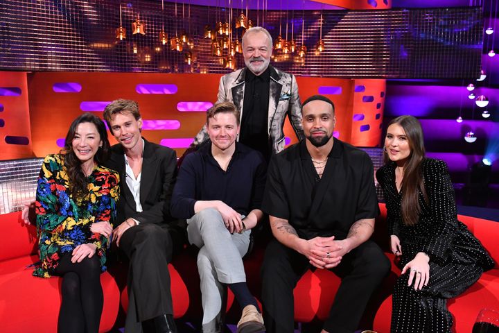 Austin Butler poses with Graham Norton and fellow guests Michelle Yeoh, Jack Lowden, Ashley Banjo and Mimi Webb