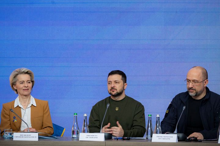 Κίεβο 2 Φεβρουαρίου 2023 Ο Ζελένσκι μαζί με τον πρωθυπουργό της χώρας Ντένις Σμίχαλ και την πρόεδρο της Κομισιόν 