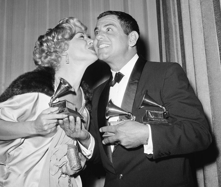 Ο Ρος Μπαγκντασαριάν δέχεται το φιλί της τραγουδίστριας Έλεν Γκρέκο, στην απονομή του τρίτου βραβείου Grammy. 4 Μαΐου 1959, Λος Άντζελες. (AP Photo/Don Brinn, File)