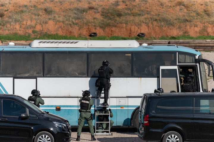 Την ενδυνάμωση της συνεργασίας μεταξύ της ελληνικής και της αλβανικής αστυνομίας, αποδεικνύει, όπως είπε ο υπουργός Προστασίας του Πολίτη Τάκης Θεοδωρικάκος, η επιτυχής ολοκλήρωση του προγράμματος εκπαίδευσης οκτώ αστυνομικών της ομάδας RENEA από τη γειτονική χώρα στις εγκαταστάσεις των ΕΚΑΜ, στο Μαρκόπουλο. Το πρόγραμμα, όπως είπε ο κ. Θεοδωρικάκος, αποτελεί άλλο ένα δείγμα διεύρυνσης της αστυνομικής συνεργασίας μεταξύ Ελλάδας και Αλβανίας, με γνώμονα την προστασία του κράτους δικαίου και τη διασφάλιση ενός περιβάλλοντος ασφάλειας για τους πολίτες. Και όπως σημείωσε τέτοιου είδους συνέργειες καταδεικνύουν το εξαιρετικό επίπεδο συνεργασίας μεταξύ των δύο χωρών στον τομέα της ασφάλειας. (ΓΡΑΦΕΙΟ ΤΥΠΟΥ ΥΠ. ΠΡΟΣΤΑΣΙΑΣ ΤΟΥ ΠΟΛΙΤΗ/EUROKINISSI)