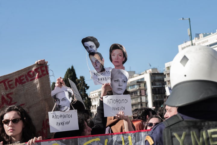 Συγκέντρωση διαμαρτυρίας καλλιτεχνών ενάντια στο Προεδρικό Διάταγμα που υποβαθμίζει τα πτυχία τους και την τροπολογία που κατατέθηκε στην Πλατεία Συντάγματος, Πέμπτη 2 Φεβρουαρίου 2023