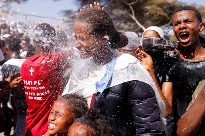Οι Αιθίοπες Ορθόδοξοι πιστοί βαφτίζονται κατά τη διάρκεια του εορτασμού των Θεοφανείων για τον εορτασμό της βάπτισης του Ιησού Χριστού στη λίμνη Dambal στην πόλη Batu της περιοχής Oromia, Αιθιοπία, 19 Ιανουαρίου 2023.