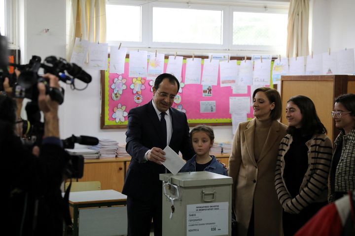 Ο ανεξάρτητος υποψήφιος πρόεδρος της Κύπρου Νίκος Χριστοδουλίδης ψηφίζει για προεδρικές εκλογές σε εκλογικό κέντρο στη Γεροσκήπου κοντά στην Πάφο, Κύπρος, 5 Φεβρουαρίου 2023.