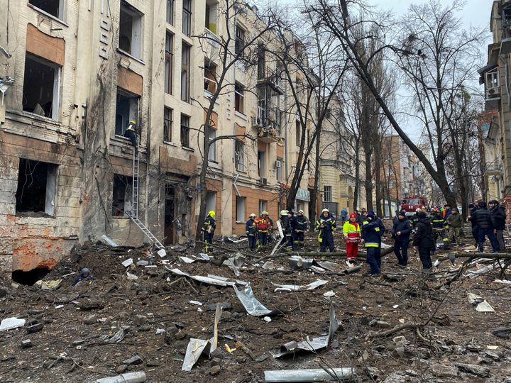 Οι διασώστες εργάζονται σε μια τοποθεσία ενός κτιρίου κατοικιών που έχει υποστεί ζημιά από ρωσική επίθεση πυραύλων, εν μέσω της επίθεσης της Ρωσίας στην Ουκρανία, στο κέντρο του Χάρκοβο της Ουκρανίας, 5 Φεβρουαρίου 2023.