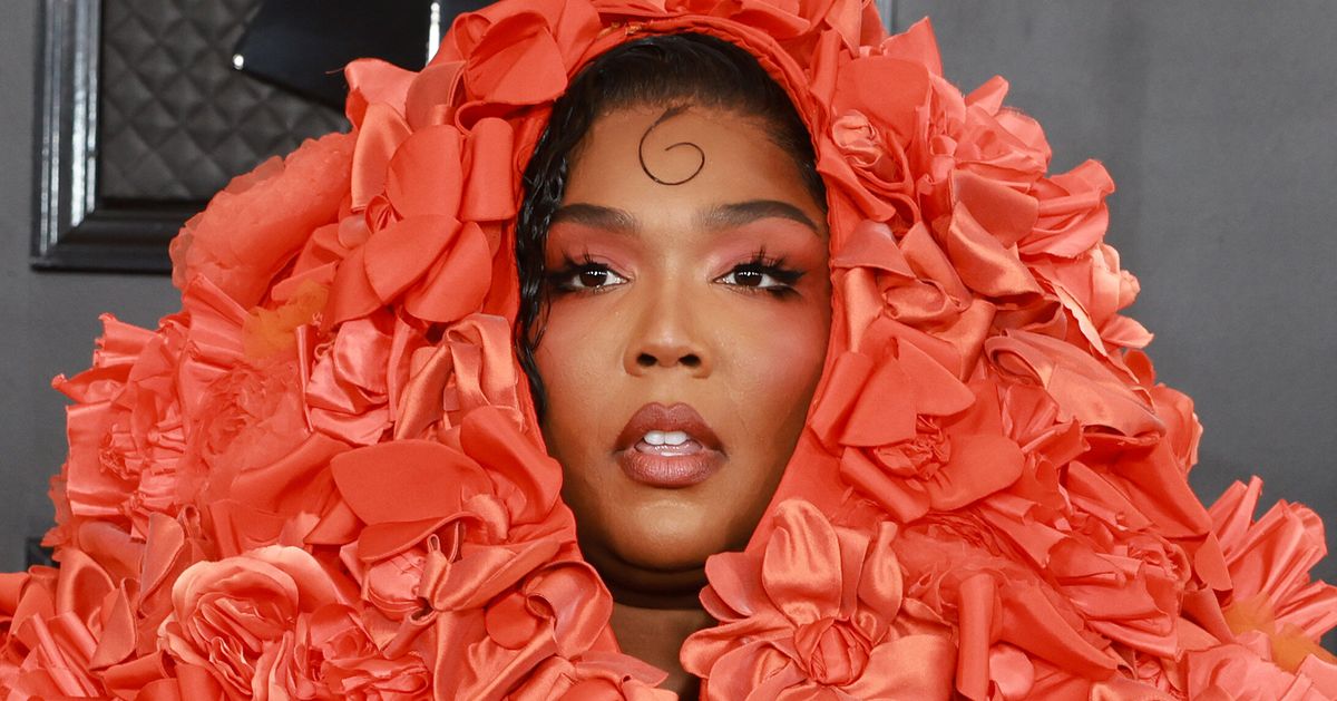 Lizzo Blooms In Explosive Colorful Look On Grammys Red Carpet