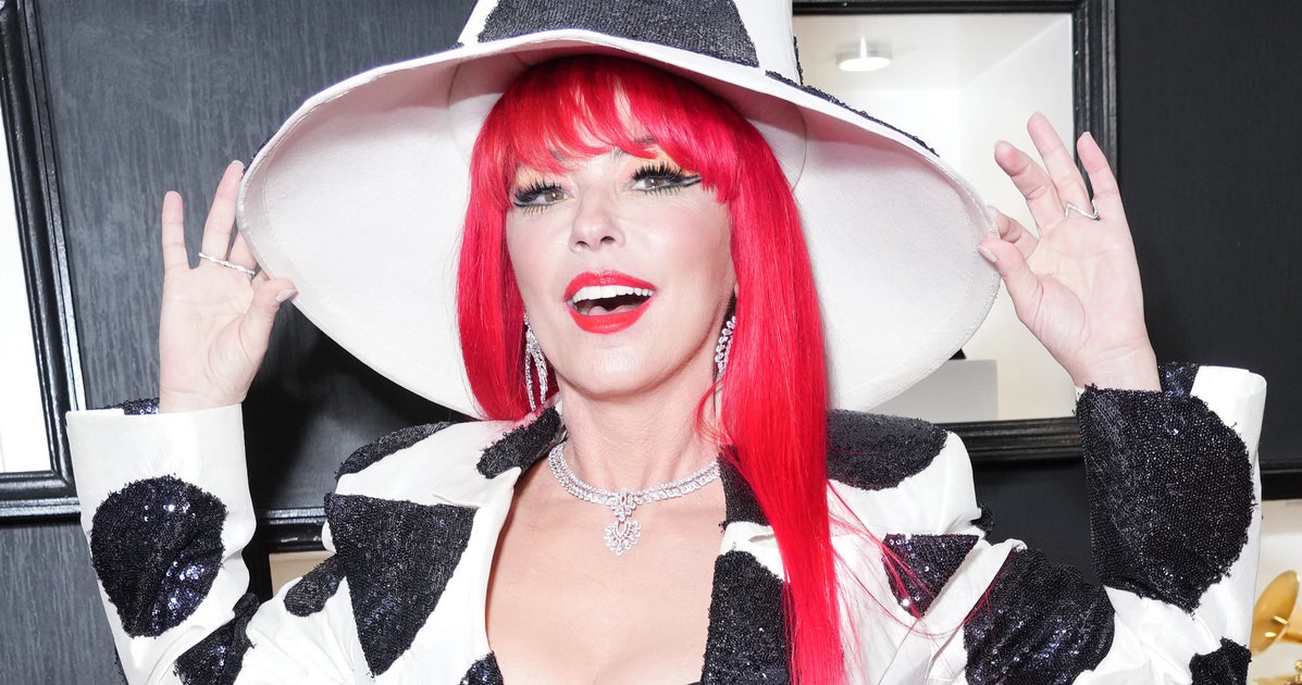 Shania Twain Certainly Brought The Fun (And An Enormous Hat) To The Grammys Red Carpet