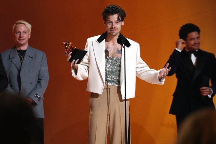 Harry Styles recebe o prêmio de Álbum do Ano por
