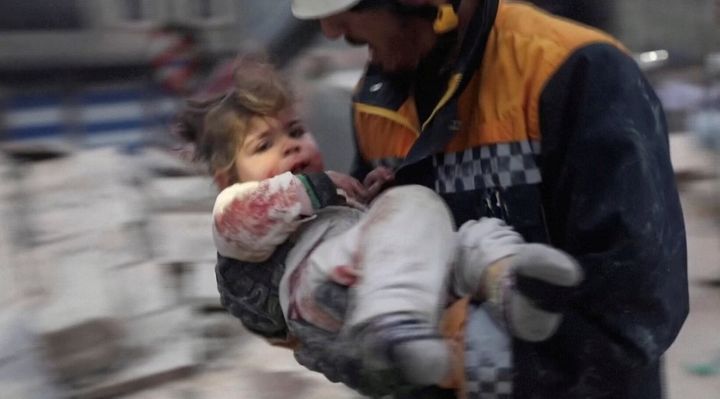 Ένας διασώστης μεταφέρει ένα τραυματισμένο παιδί μακριά από τα ερείπια ενός κτιρίου μετά από σεισμό στην ελεγχόμενη από τους αντάρτες Azaz της Συρίας, στις 6 Φεβρουαρίου 2023, σε αυτή τη στατική εικόνα που λαμβάνεται από βίντεο. REUTERS TV/via REUTERS