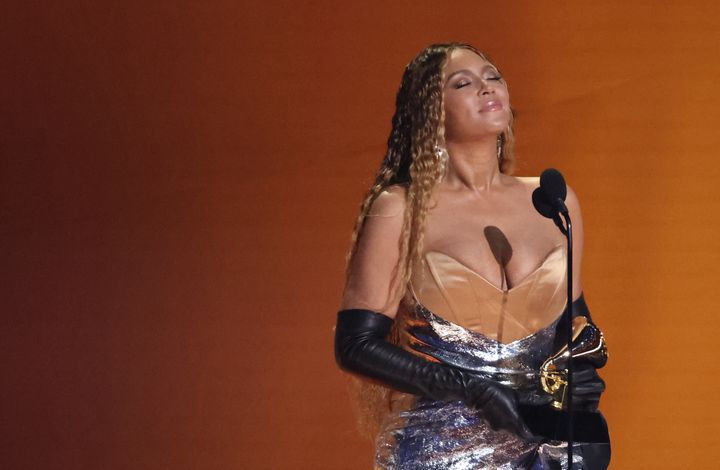 H Beyonce στη σκηνή παραλαμβάνοντας το βραβείο Best Dance/Electronic Music Album για το «Renaissance», στην τελετή απονομής των 65ων Βραβείων Grammy, Λος Άντζελες, 5 Φεβρουαρίου 2023. 