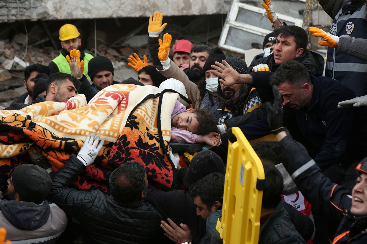 Rescuers carry out a girl from a collapsed building following an earthquake in Diyarbakir, Turkey February 6, 2023. REUTERS/Sertac Kayar