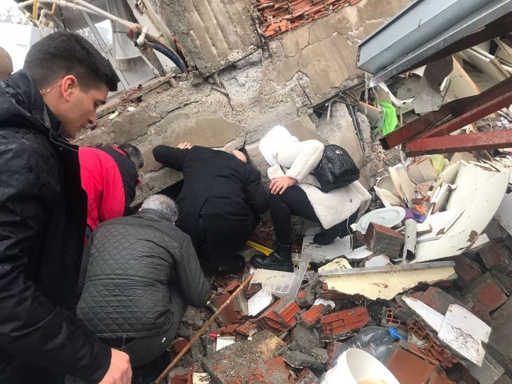 ΚΑΧΡΑΜΑΝΜΑΡΑΣ, ΤΟΥΡΚΙΑ - 06 ΦΕΒΡΟΥΑΡΙΟΥ: Ο Τούρκος υπουργός Εσωτερικών Σουλεϊμάν Σοϊλού μιλά με πολίτη που βρίσκεται κάτω από τα ερείπια κτιρίου που κατέρρευσε μετά από σεισμό 7,7 Ρίχτερ που έπληξε το Καχραμανμάρας της Τουρκίας στις 06 Φεβρουαρίου 2023. Ο σεισμός σημειώθηκε στις 4.17 π.μ. (0117 GMT) και είχε επίκεντρο την περιοχή Pazarcik στη νότια επαρχία Kahramanmaras της Τουρκία. Οι επαρχίες Gaziantep, Sanliurfa, Diyarbakir, Adana, Adiyaman, Malatya, Osmaniye, Hatay και Kilis επλήγησαν έντονα από τον σεισμό. (Photo by Izzet Mazi/Anadolu Agency via Getty Images)