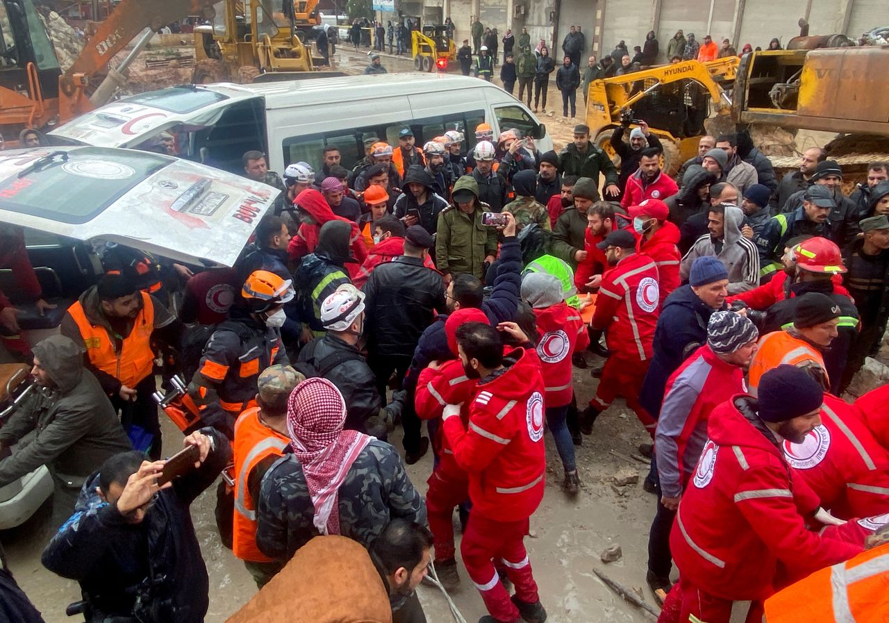 Διασώστες εργάζονται κοντά στην τοποθεσία ενός κτιρίου που κατέρρευσε, μετά από σεισμό, στη Χάμα της Συρίας, 6 Φεβρουαρίου 2023. REUTERS/Firas Makdesi