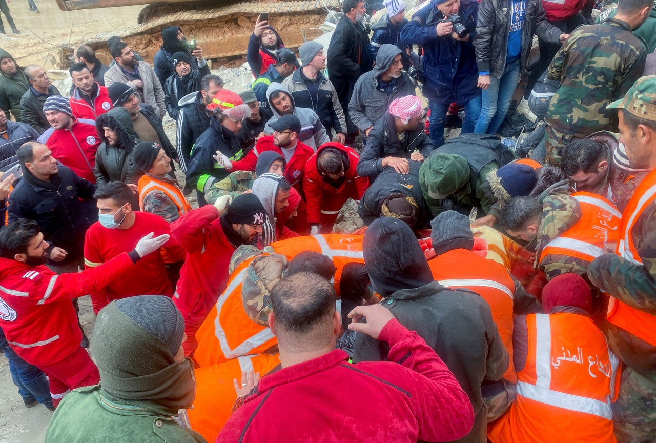 Οι διασώστες εργάζονται στο σημείο ενός κτιρίου που κατέρρευσε, μετά από σεισμό, στη Χάμα της Συρίας, 6 Φεβρουαρίου 2023.