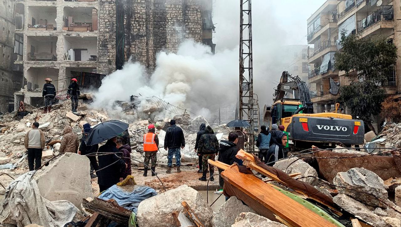 Οι διασώστες αναζητούν επιζώντες στο σημείο ενός κτιρίου που κατέρρευσε, μετά από σεισμό, στο Χαλέπι της Συρίας, σε αυτό το φυλλάδιο που κυκλοφόρησε από το SANA στις 6 Φεβρουαρίου 2023
