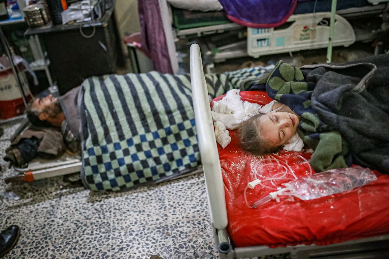 Άμαχοι, που διασώθηκαν κάτω από τα ερείπια, φαίνονται σε νοσοκομείο στο Ιντλίμπ της Συρίας μετά από τον σεισμό των 7,7 Ρίχτερ