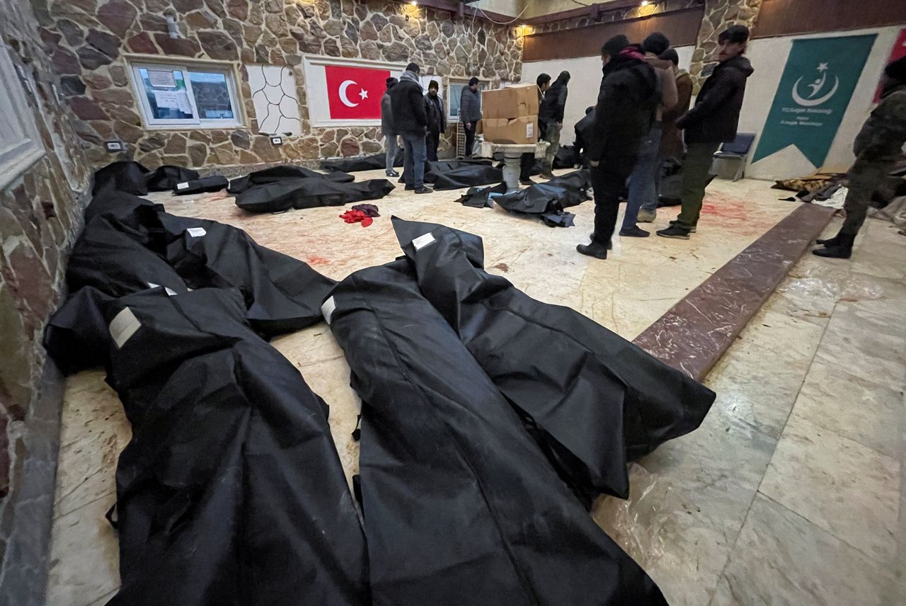 Πτώματα σε σακούλες βρίσκονται στο πάτωμα σε ένα νοσοκομείο, μετά από σεισμό, στο Αφρίν της Συρίας, στις 6 Φεβρουαρίου 2023.