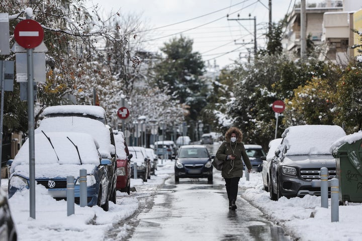 Χιονόπτωση στην Αγία Παρασκευή (στο ύψος της Δουκίσσης Πλακεντίας), Δευτέρα 6 Φεβρουαρίου 2023. Σε πλήρη εξέλιξη βρίσκεται η κακοκαιρία Μπάρμπαρα, που έχει επηρεάσει τη χώρα από το βράδυ του Σαββάτου (4/2) με κύρια χαρακτηριστικά τις χαμηλές θερμοκρασίες, τον ισχυρό παγετό, τις κατά τόπους πυκνές χιονοπτώσεις σε περιοχές της ανατολικής Ελλάδας, καθώς και τους θυελλώδεις βόρειους ανέμους εντάσεως 8 με 9 μποφόρ στα πελάγη. (ΒΑΣΙΛΗΣ ΡΕΜΠΑΠΗΣ/EUROKINISSI)