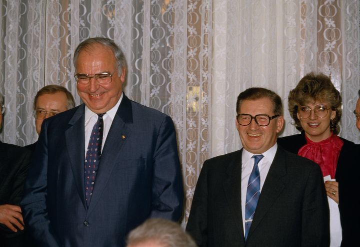 Ο πρώην καγκελάριος της Δυτικής Γερμανίας, Χέλμουτ Κολ (αριστερά) με τον Λούμπομιρ Στρούγκαλ κατά την επίσημη επίσκεψή του στην Τσεχοσλοβακία.