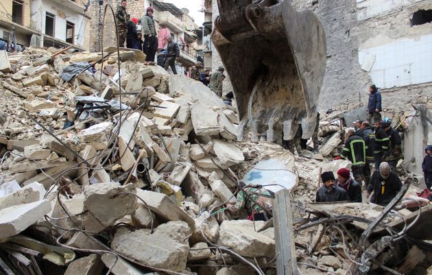 地震後、瓦礫の下で生存者を探すレスキュー隊員（シリア・アレッポ）