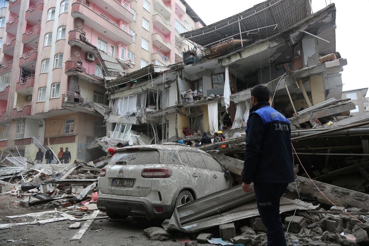 Rescuers search for survivors at a damaged building following an earthquake in Diyarbakir, Turkey February 6, 2023. REUTERS/Sertac Kayar