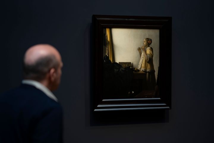 «Η Γυναίκα με το Μαργαριταρένιο Κολιέ», δάνειο από το Staatliche Museen του Βερολίνο για τη μεγάλη έκθεση Βερμέερ στο Rijksmuseum του Άμστερνταμ, Δευτέρα, 6 Φεβρουαρίου 2023. (AP Photo/Peter Dejong)