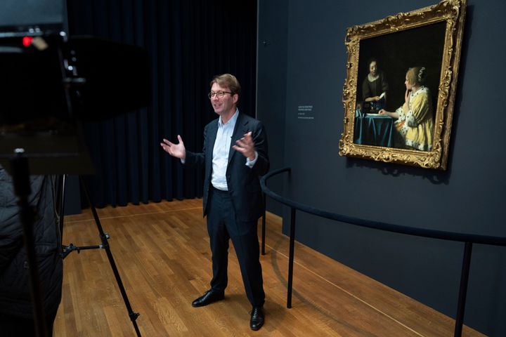 Ο διευθυντής Taco Dibbits μπροστά στο έργο «Misstress and Maid», δάνειο από τη Συλλογή Frick της Νέας Υόρκης, κατά τη διάρκεια του δημοσιογραφικού preview της έκθεσης Vermeer στο Rijksmuseum του Άμστερνταμ, Δευτέρα, 6 Φεβρουαρίου 2023. (AP Photo/Peter Dejong)