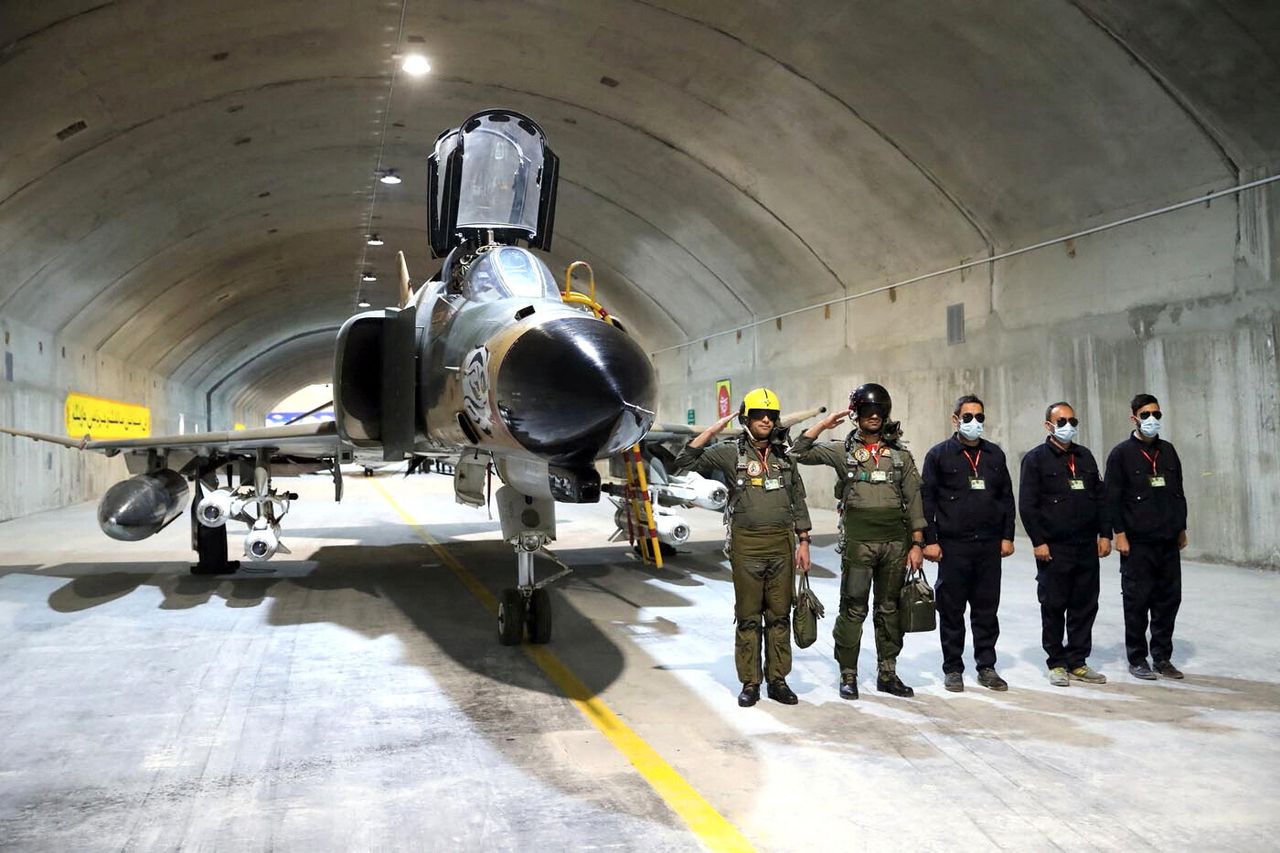 Mαχητικό αεροσκάφος στο εσωτερικό της υπόγειας αεροπορικής βάσης, που ονομάζεται “Eagle 44”, σε μια άγνωστη τοποθεσία στο Ιράν. 7 Φεβρουαρίου 2023. Iranian Army/WANA (West Asia News Agency)/Handout via REUTERS ATTENTION EDITORS - THIS IMAGE HAS BEEN SUPPLIED BY A THIRD PARTY