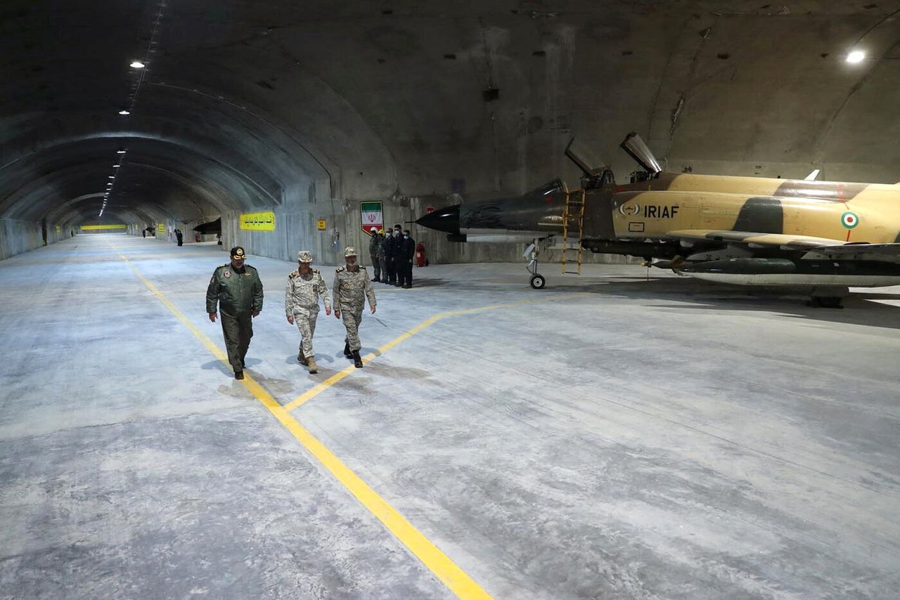 Ο αρχηγός του στρατού του Ιράν, υποστράτηγος Abdolrahim Mousavi και ο αρχηγός του επιτελείου των ενόπλων δυνάμεων του Ιράν, υποστράτηγος Mohammad Bagheri επισκέπτονται την πρώτη υπόγεια αεροπορική βάση, που ονομάζεται "Eagle 44" σε μια άγνωστη τοποθεσία στο Ιράν, στις 7 Φεβρουαρίου 2023. Iranian Army/WANA (West Asia News Agency)/Handout via REUTERS ATTENTION EDITORS - THIS IMAGE HAS BEEN SUPPLIED BY A THIRD PARTY.