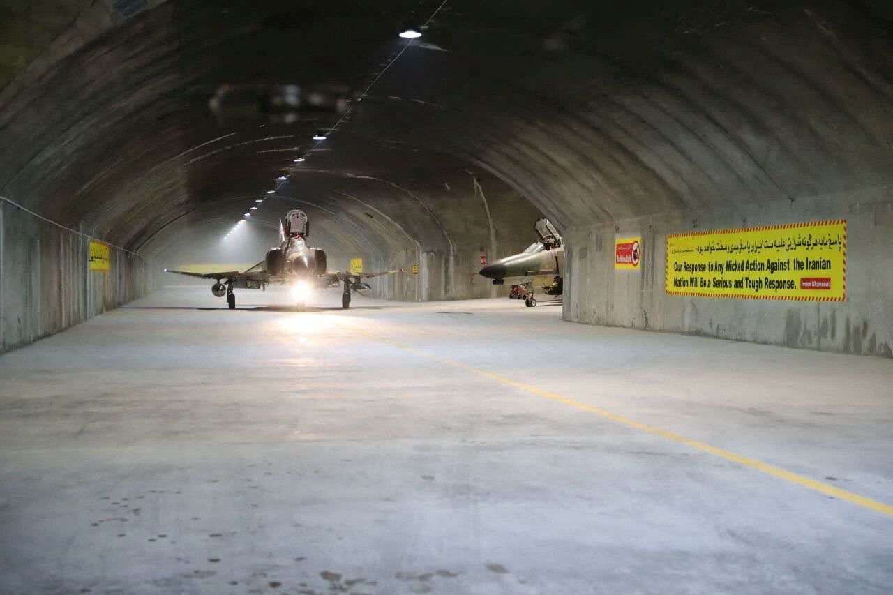 Mαχητικό αεροσκάφος στο εσωτερικό της υπόγειας αεροπορικής βάσης, που ονομάζεται “Eagle 44”, σε μια άγνωστη τοποθεσία στο Ιράν. 7 Φεβρουαρίου 2023. Iranian Army/WANA (West Asia News Agency)/Handout via REUTERS ATTENTION EDITORS - THIS IMAGE HAS BEEN SUPPLIED BY A THIRD PARTY.