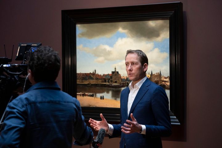 Ο Pieter Roelofs, επικεφαλής Ζωγραφικής και Γλυπτικής του Rijksmuseum, μπροστά από το έργο «Άποψη του Ντελφτ», Rijksmuseum του Άμστερνταμ, Δευτέρα, 6 Φεβρουαρίου 2023. (AP Photo/Peter Dejong)