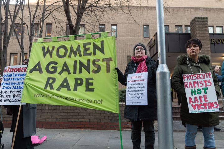 06 ΦΕΒΡΟΥΑΡΙΟΥ: Ακτιβιστές συγκεντρώνονται για μια διαμαρτυρία έξω από το δικαστήριο Southwark Crown Court καθώς ξεκινά η δίκη του πρώην αξιωματικού της Μητροπολιτικής Αστυνομίας Ντέιβιντ Κάρικ, αφού ομολόγησε την ενοχή του για 49 σεξουαλικά αδικήματα, συμπεριλαμβανομένων 24 περιπτώσεων βιασμού με στόχο περισσότερες από δώδεκα γυναίκες, επί δύο δεκαετίες στο Λονδίνο, Ηνωμένο Βασίλειο στις 6 Φεβρουαρίου 2023. (Photo by Wiktor Szymanowicz/Anadolu Agency via Getty Images)