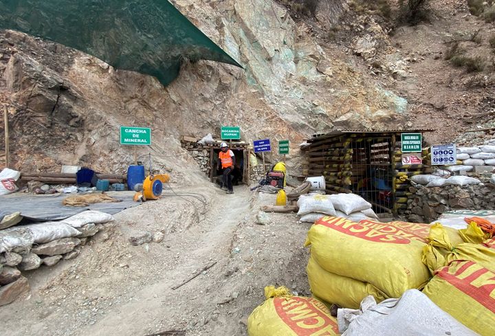 Ορυχείο χαλκού στους λόφους Tapairihua των Άνδεων στο Περού.