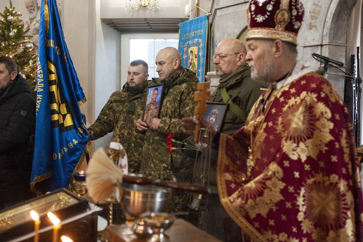 Κηδεία τριών Ουκρανών στρατιωτών που πέθαναν στη μάχη με τους Ρώσους. Τελέστηκε στην ελληνοκαθολική εκκλησία του Αγίου Νικολάου στο Κίεβο της Ουκρανίας στις 30 Δεκεμβρίου 2022.