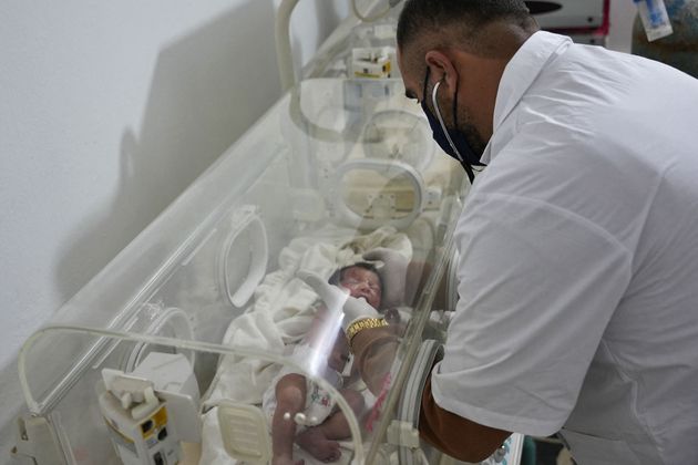 赤ちゃんは救出された後、保育器で治療を受けている（2023年2月7日）