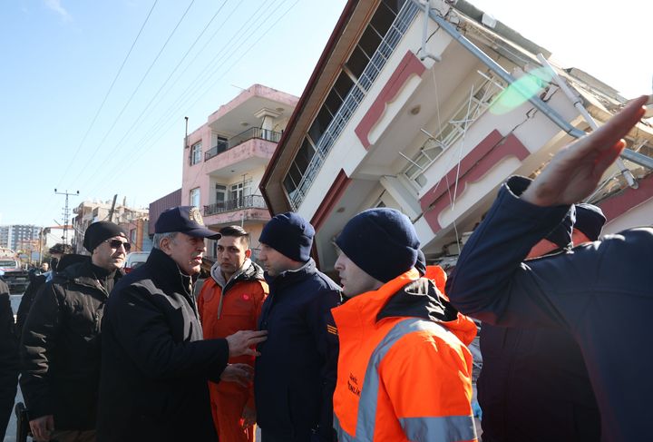 ΧΑΤΑΪ, ΤΟΥΡΚΙΑ - 08 ΦΕΒΡΟΥΑΡΙΟΥ: Λίγες ώρες πριν από την άφιξη του Ταγίπ Ερντογάν στη ζώνη της καταστροφής μετά τους σεισμούς, ο Τούρκος υπουργός Άμυνας Hulusi Akar και ο Τούρκος υπουργός Υγείας Fahrettin Koca συνομιλούν με θύματα του σεισμού ενώ οι προσπάθειες έρευνας και διάσωσης συνεχίζονται στο Hatay μετά από σεισμούς μεγέθους 7,7 και 7,6 βαθμών που έπληξαν πολλές επαρχίες της Τουρκίας στις 8 Φεβρουαρίου. 2023. (Photo by Arif Akdogan/Anadolu Agency via Getty Images)