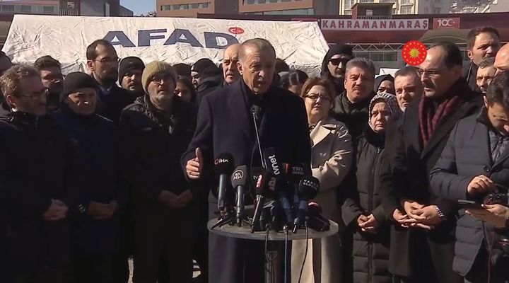 Ο Ταγίπ Ερντογάν κάνει δηλώσεις στο Καχραμανράς της νοτιοανατολικής Τουρκίας, μετά τους φοβερούς σεισμούς. 8 Φεβρουαρίου 2023.