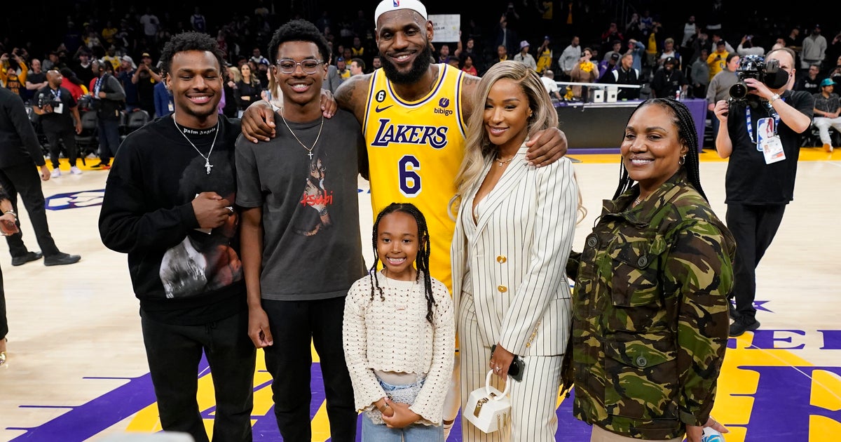 NextImg:LeBron James' Sons Have The Best Reaction To Their Dad Making NBA History