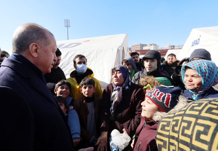 Ο Τούρκος Πρόεδρος Ταγίπ Ερντογάν συναντά ανθρώπους μετά τον φονικό σεισμό στο Καχραμανμάρας της Τουρκίας, 8 Φεβρουαρίου 2023.