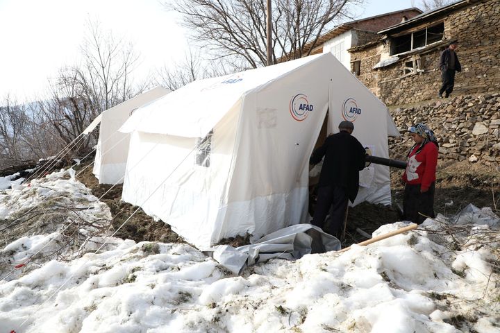 Άνθρωποι στέκονται έξω από μια σκηνή σε ένα σεισμόπληκτο χωριό στην επαρχία της Μαλάτειας, Τουρκία, 27 Ιανουαρίου 2020.