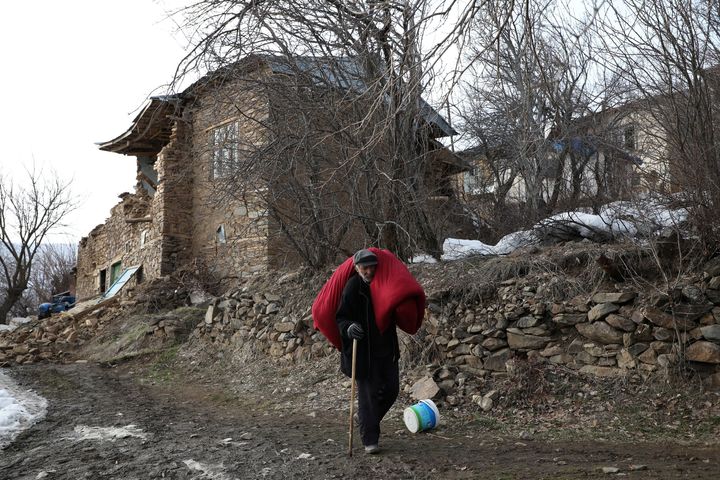 Ο Χασάν Εσέν, ένας 72χρονος χωρικός, μεταφέρει τα υπάρχοντά του σε ένα σεισμόπληκτο χωριό στην επαρχία της Μαλάτειας, Τουρκία, 27 Ιανουαρίου 2020.