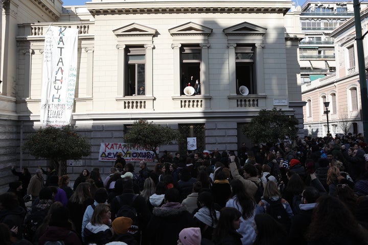 Υπό κατάληψη το Κτίριο Τσίλερ του Εθνικού Θέατρου.