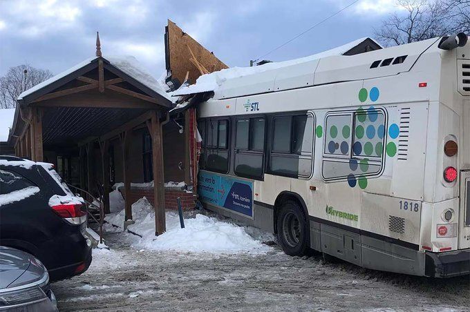 Δύο μικρά παιδιά έχασαν τη ζωή τους από την πρόσκρουση λεωφορείου σε παιδικό σταθμό σε προάστιο του Μόντρεαλ