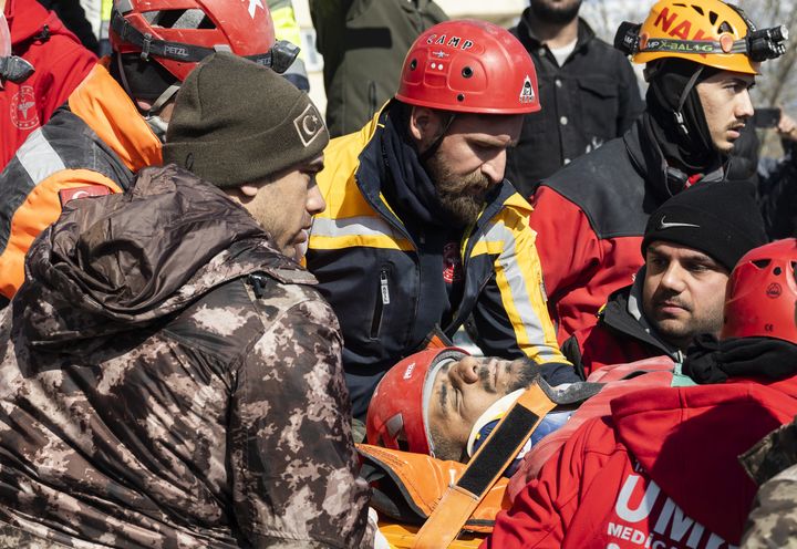 ΚΑΧΡΑΜΑΝΜΑΡΑΣ, ΤΟΥΡΚΙΑ - 09 ΦΕΒΡΟΥΑΡΙΟΥ: Ένα 9χρονο παιδί, η Zeynep Polat και ο 35χρονος πατέρας της Feyzullah Polat σώζονται από τα ερείπια των σεισμών 7,7 και 7,6 βαθμών της κλίμακας Ρίχτερ, που έπληξαν πολλές επαρχίες της Τουρκίας, συμπεριλαμβανομένης της πόλης Καχραμάν. 09 Φεβρουαρίου 2023. (Photo by Emin Sansar/Anadolu Agency via Getty Images)