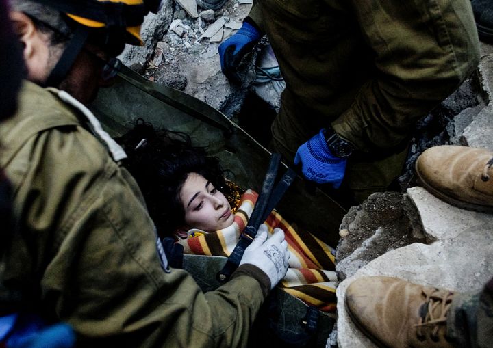 Μέλη των Ισραηλινών Δυνάμεων Διάσωσης και μέλη μιας τουρκικής ομάδας διάσωσης μετακινούν ένα 14χρονο κορίτσι από κάτω από τα ερείπια, μετά από τον σεισμό στο Καχραμανμάρας της Τουρκίας, 9 Φεβρουαρίου 2023. REUTERS/Ronen Zvulun
