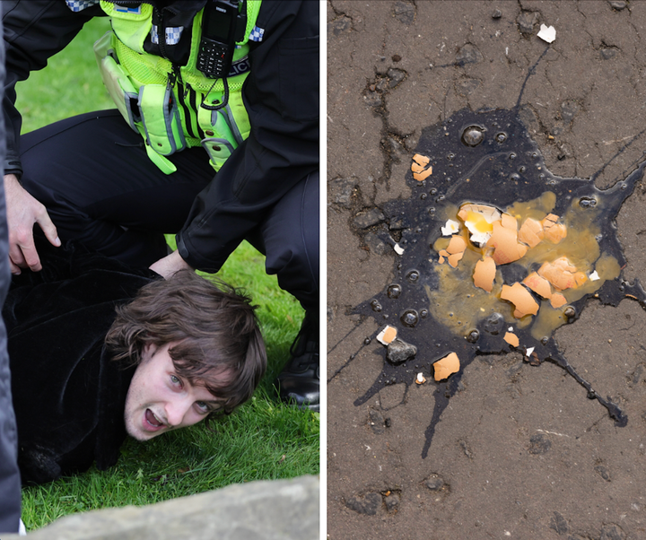 Um membro do público é preso pela polícia depois de jogar ovos no rei Charles III e Camilla, rainha consorte, quando eles chegam para a cerimônia de boas-vindas à cidade de York no Micklegate Bar em 9 de novembro de 2022.