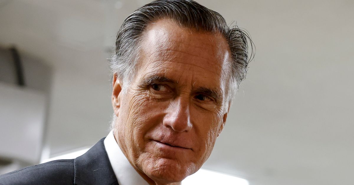 Le sénateur GOP Mitt Romney défend les actions de Biden sur le ballon chinois